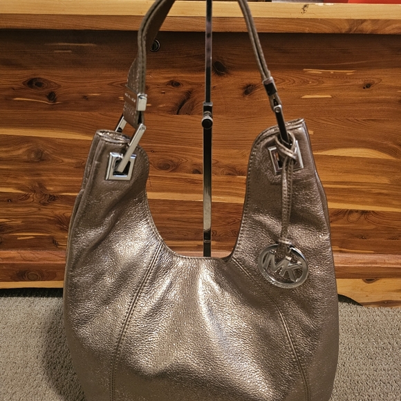 Michael Kors metallic shoulder bag - Picture 12 of 13